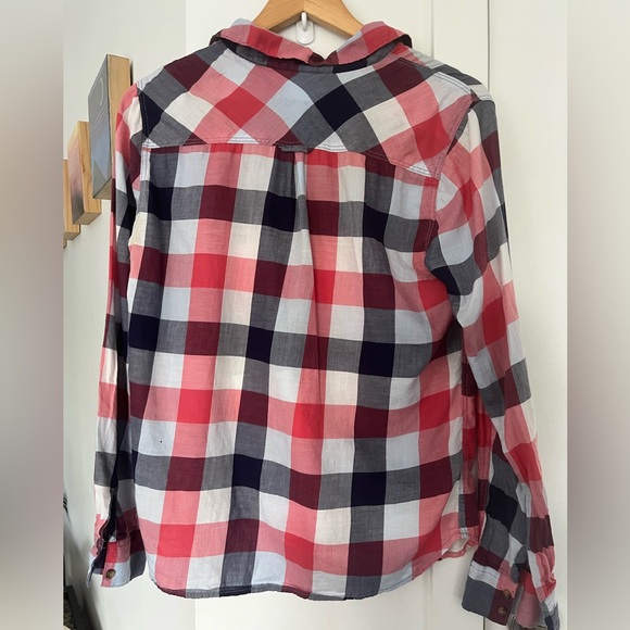 🌺 5/$30 🌺 H&M blue white and red plaid button down shirt - Picture 5 of 5